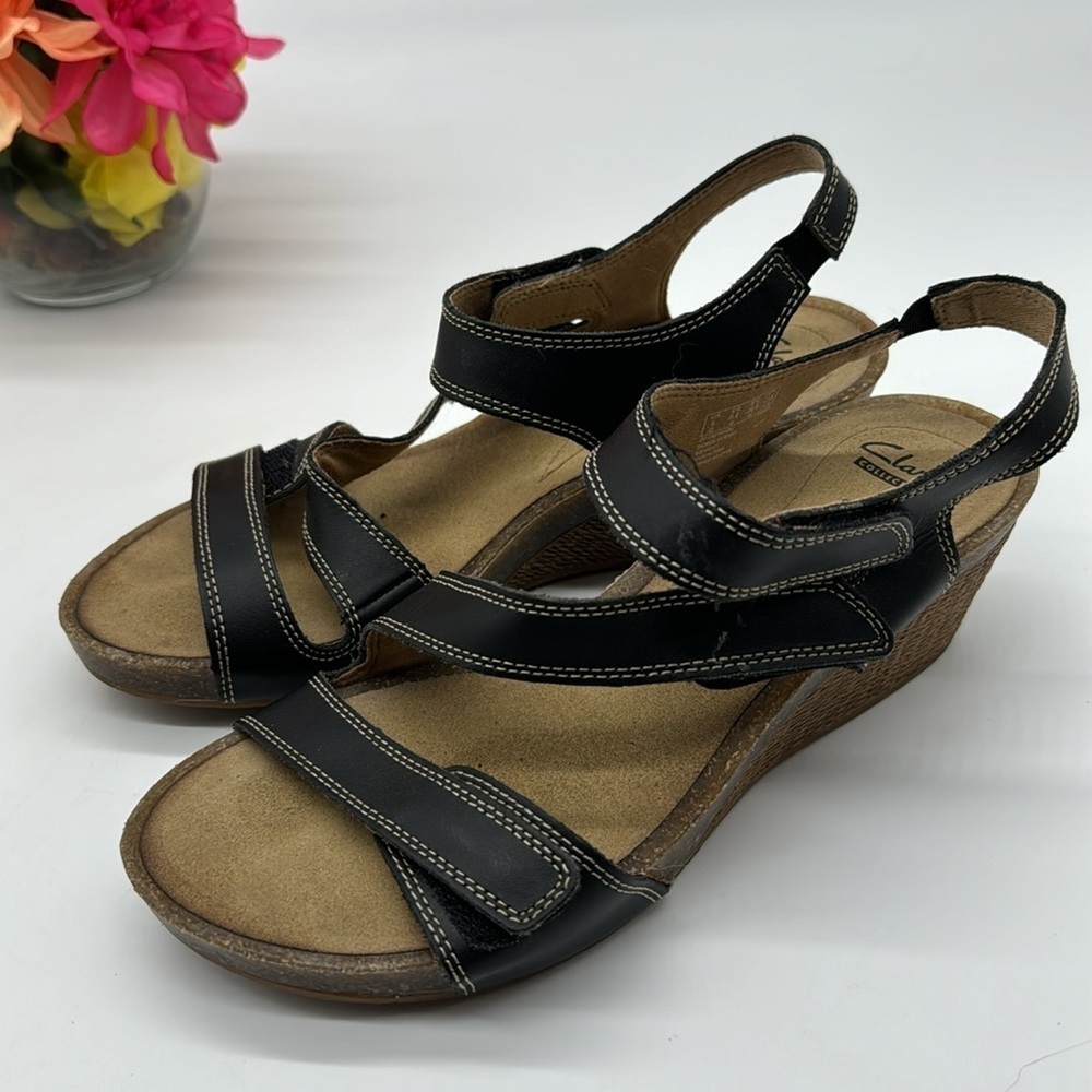 Clarks Collection Black Leather Wedge Sandal w/ white stitching Size 8.5